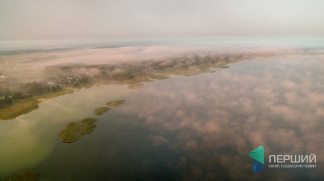 Опублікували фото оповитого туманом Світязю з висоти пташиного польоту