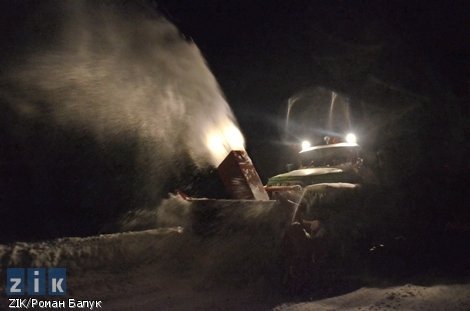 Трасу Київ-Чоп визволяють з-під снігу. ФОТО