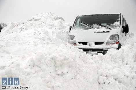 Трасу Київ-Чоп визволяють з-під снігу. ФОТО