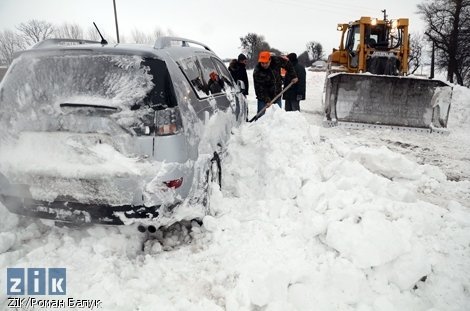 Трасу Київ-Чоп визволяють з-під снігу. ФОТО