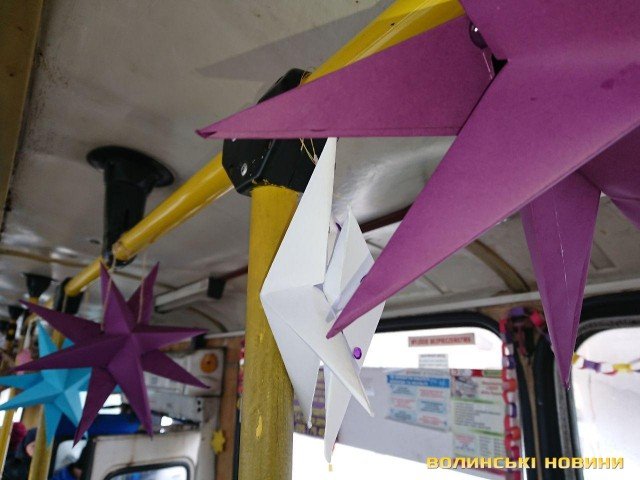 Свято наближається: у Луцьку прикрасили тролейбус. ФОТО