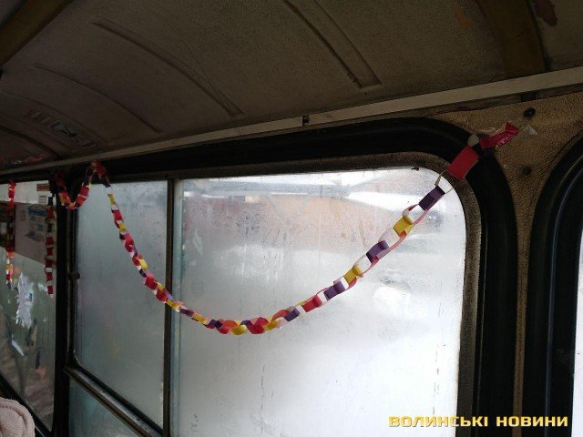 Свято наближається: у Луцьку прикрасили тролейбус. ФОТО
