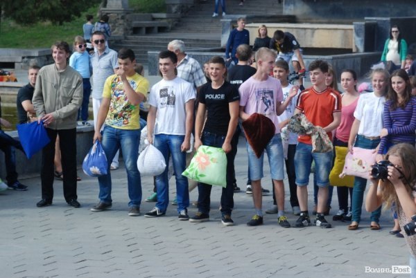 Як билися подушками в Луцьку. ФОТО