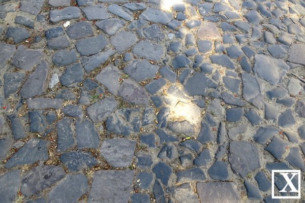 Зліва - бруківка перед будинком Косачів. Справа - та, що на всій вулиці Кафедральній