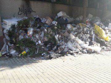 У Луцьку біля спорт-клубу – гори сміття