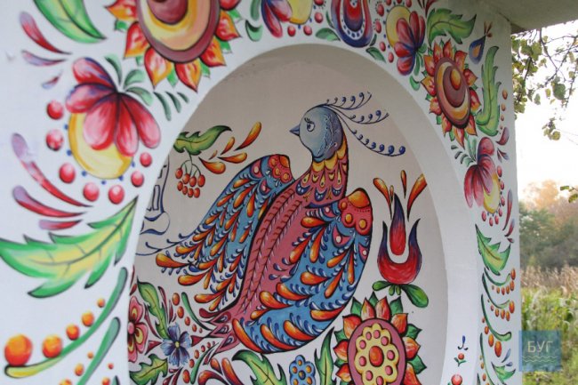 На Волині художниця розмалювала зупинку «петриківкою». ФОТО