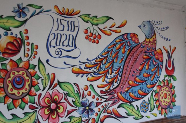 На Волині художниця розмалювала зупинку «петриківкою». ФОТО