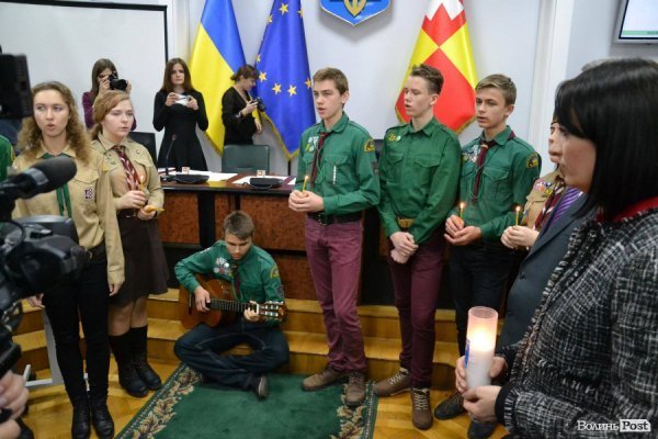 Луцькій міській раді передали Вифлеємський вогонь 