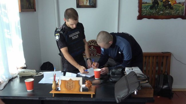 Поліція викрила велику банду, яка видурювала гроші у волонтерів