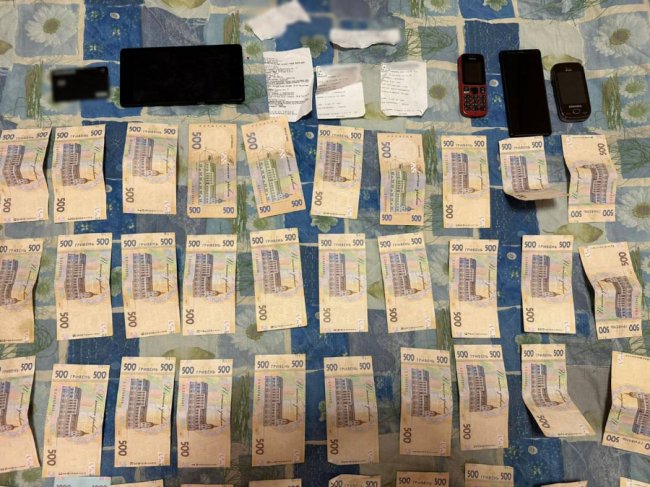 Поліція викрила велику банду, яка видурювала гроші у волонтерів
