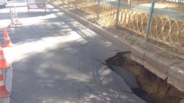 У центрі Києва провалився асфальт. ФОТО