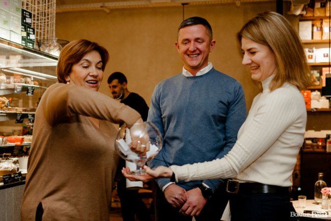 «Інвестор» вміє дивувати»: будівельна компанія розіграла мандрівку до Амстердаму. ФОТО*