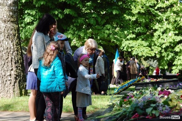 9 травня у Луцьку: квіти, сльози та молитви. ФОТО