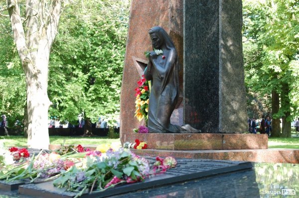 9 травня у Луцьку: квіти, сльози та молитви. ФОТО