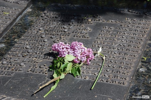 9 травня у Луцьку: квіти, сльози та молитви. ФОТО