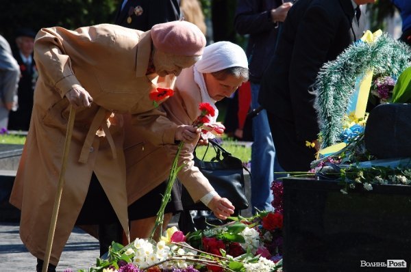 9 травня у Луцьку: квіти, сльози та молитви. ФОТО
