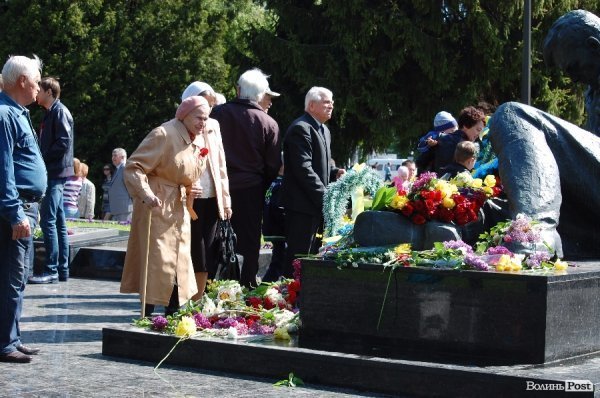 9 травня у Луцьку: квіти, сльози та молитви. ФОТО
