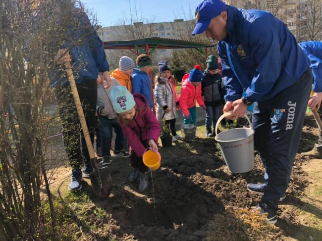 Заради майбутнього: «Побратими України» саджали дерева з дошкільнятами у Луцьку. ФОТО