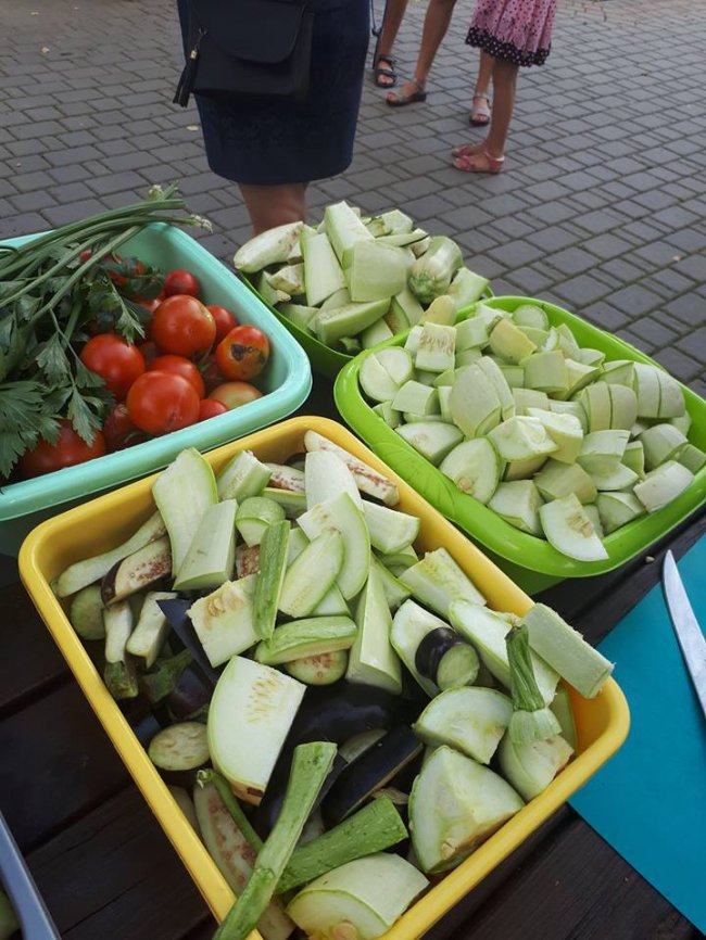 У Луцькому зоопарку зібрали урожай овочів, які садили діти. ФОТО