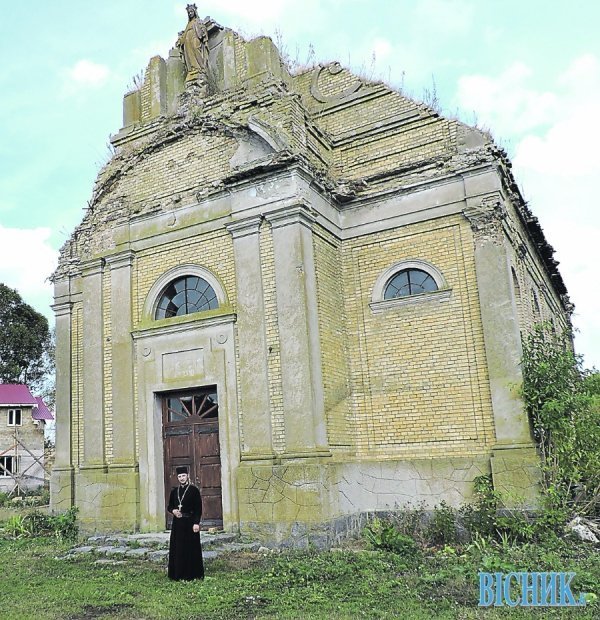 Ігумен Яків біля поруйноваї обителі