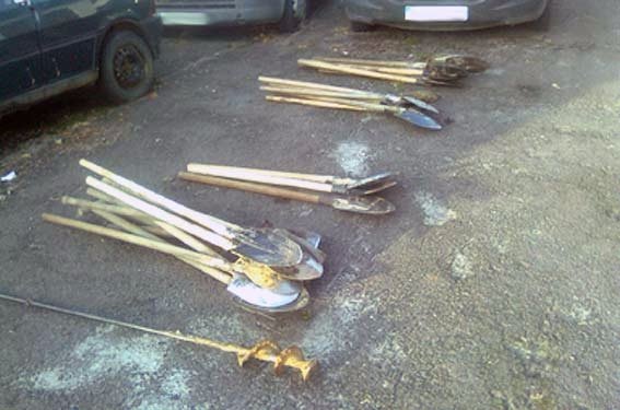 На Волині затримали групу бурштинокопачів