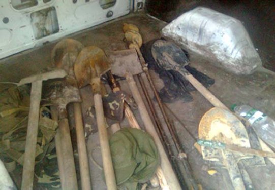 На Волині затримали групу бурштинокопачів