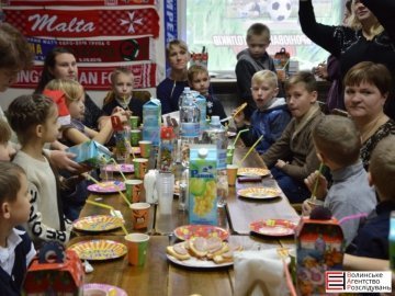 Святий Миколай влаштував дітям атошників свято в ультрас-пабі