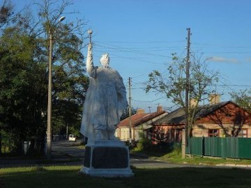 Пам'ятник Хмельницькому у Ковелі два місяці стоїть понівечений