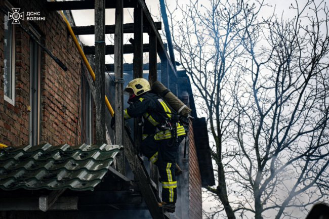 На Волині горів житловий будинок: до лікарні госпіталізували його власницю