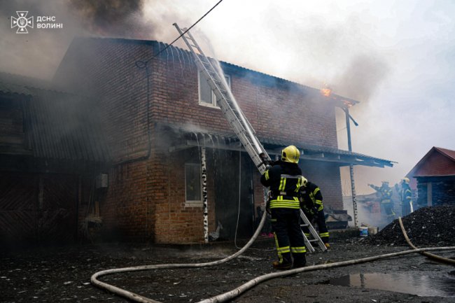 На Волині горів житловий будинок: до лікарні госпіталізували його власницю