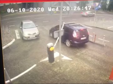 У Луцьку водій на Mazda зламав шлагбаум на парковці розважального центру. ВІДЕО