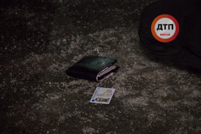 Поранив поліцейського, а згодом і себе: у Києві чоловік зі зброєю пограбував магазин. ФОТО