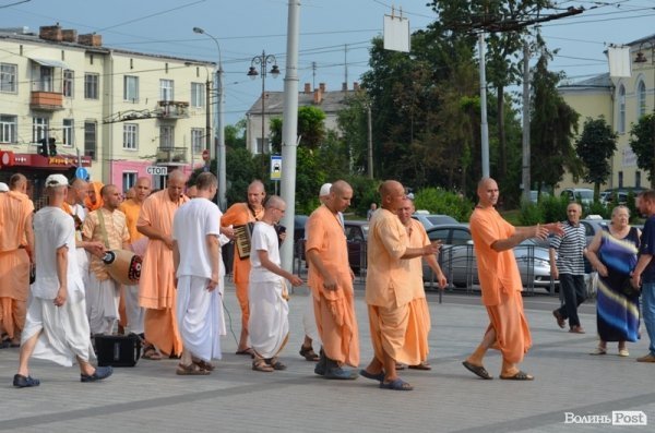 У Луцьку танцювали монахи. ФОТО