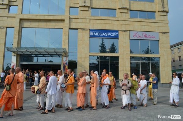 У Луцьку танцювали монахи. ФОТО