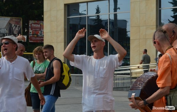 У Луцьку танцювали монахи. ФОТО