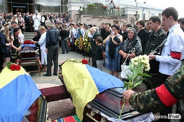 У центрі Луцька відспівали вояків, загиблих під Волновахою. ФОТО