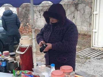 У Луцьку на авторинку викрили жінку, яка торгувала сурогатним спиртним