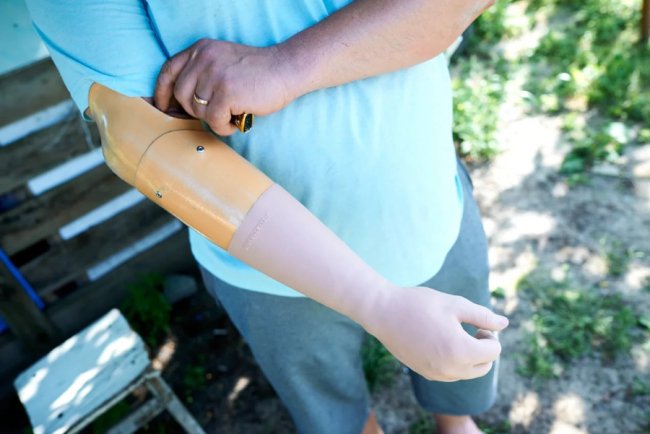 «Людина гине, а ти її все одно любиш»: війна забрала його Наталю, і Олексій садить в пам'ять про неї троянди на Волині