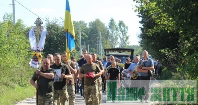 Батьки чекали понад рік результатів експертиз: на Волині попрощалися з Героєм Олегом Свинчуком. ФОТО