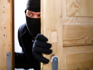 Комп'ютер,  килимок і дрова: на Волині «обчистили» два будинки 