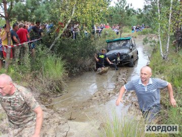 Трясовина, болото, ями: на Волині змагалися водії-екстремали. ФОТО