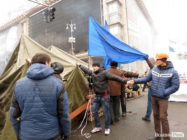 Ті, хто нас оберігає: чоловіки Майдану. НОТАТКИ ОЧЕВИДЦЯ. ФОТО