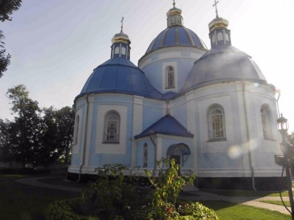 Біля волинського монастиря шукають підземелля. ФОТО