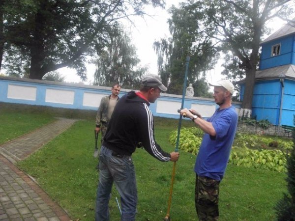 Біля волинського монастиря шукають підземелля. ФОТО