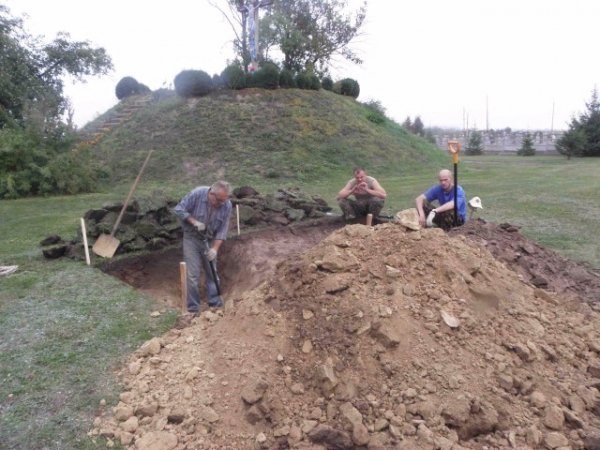 Біля волинського монастиря шукають підземелля. ФОТО