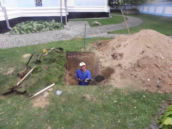 Біля волинського монастиря шукають підземелля. ФОТО