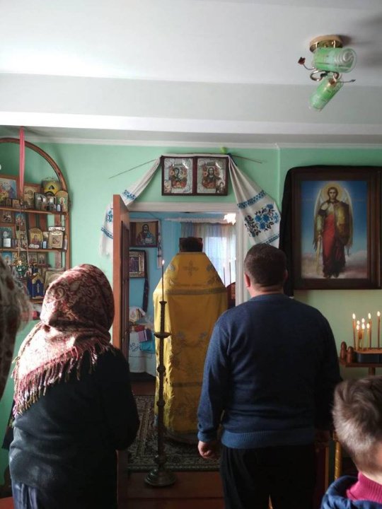 У Луцькому районі прихильники МП ходять молитись до священиків додому. ФОТО