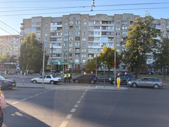 Повідомили, у якому стані госпіталізували двох підлітків, яких у Луцьку на Соборності збило авто