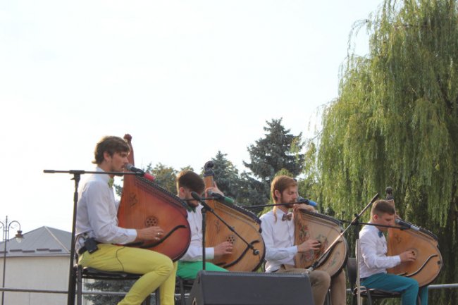 Сучасно та віртуозно: у Луцьку «Шпилясті кобзарі» вразили грою на бандурі. ФОТО