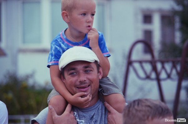 Акробати та гімнасти відкрили спортивний майданчик у Луцьку. ФОТО